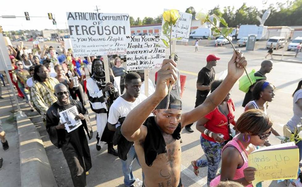 I manifestanti di Ferguson, la  citt del Missouri in cui un agente di polizia bianco ha ucciso un diciottenne nero disarmato, Michael Brown